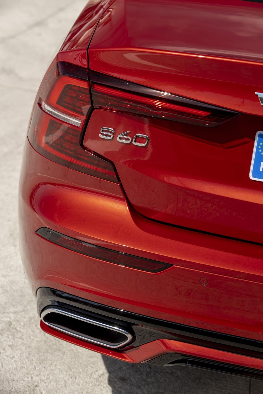 Детали экстерьера Volvo S60 T8 R-Design 2018 года  (WW) (фото 5 из 40)